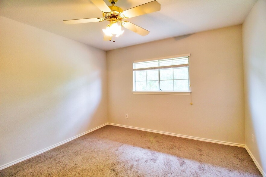 Building Photo - 8435 Creekside Cir