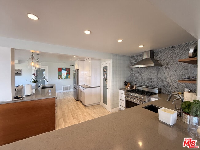 Building Photo - 200 Larsson St