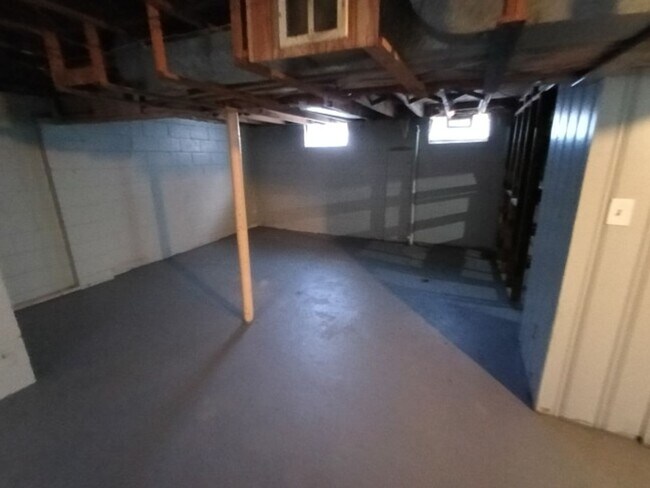 Building Photo - 3 bedroom, 1 bathroom Now Available!