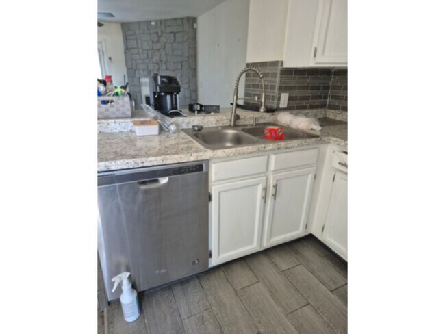 Building Photo - Townhouse