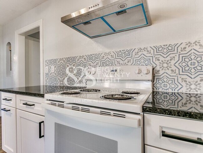 Building Photo - *AVAILABLE NOW!* 2 Bed/2 Bath Duplex Close to Campus Corner!