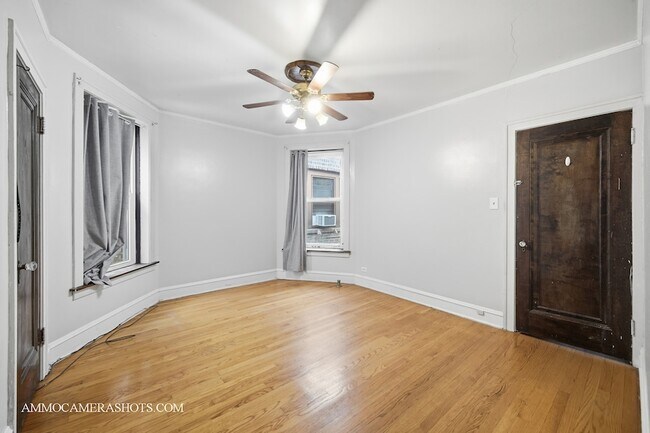 Building Photo - 2045 W Farragut Ave