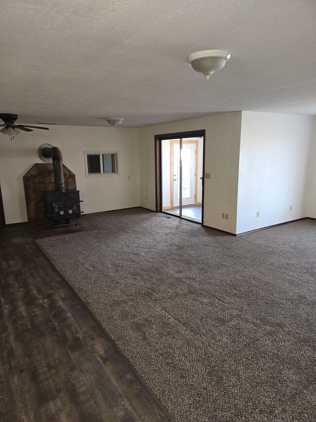 Building Photo - Beautiful Hermiston Home offers a perfect balance of comfort and convenience