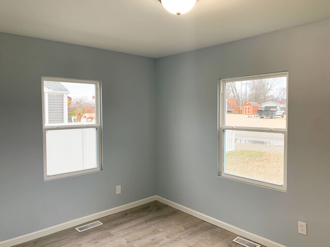 Building Photo - Remodeled throughout...356 E Edwardsville ...