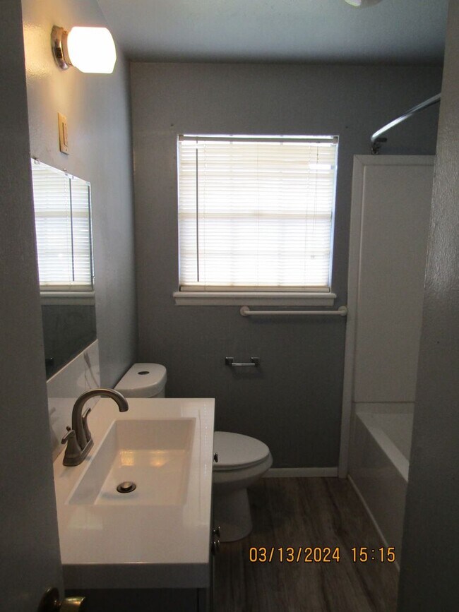 Building Photo - Freshly Painted/New Flooring Home!! Pets N...