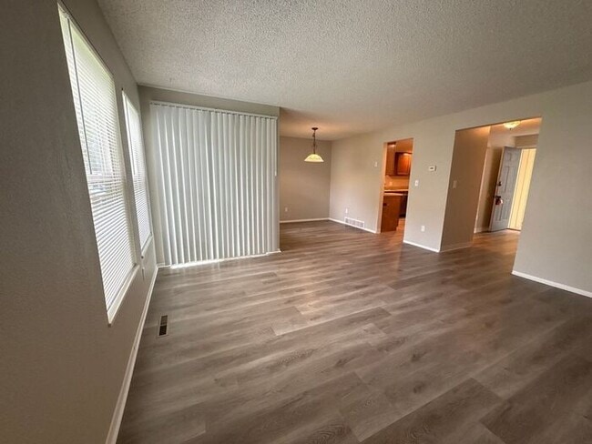 Building Photo - **Updated 2-Level Townhome in Fort Collins...
