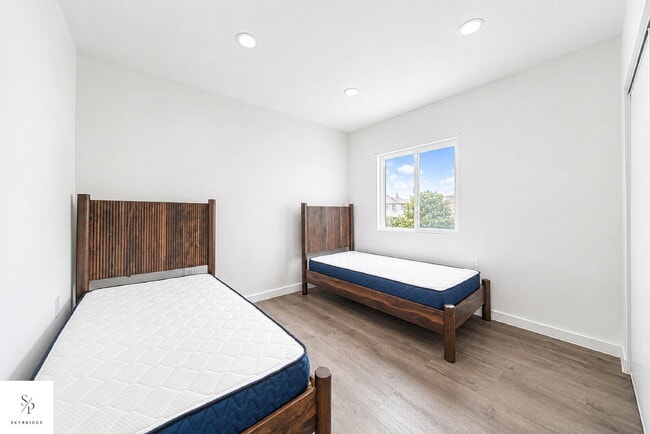 Building Photo - Furnished 5-Bedroom Home Near the 57 & 60 — Ideal for Roommates or Students