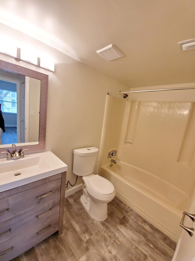 Building Photo - 6040 Shaker Wood Cir