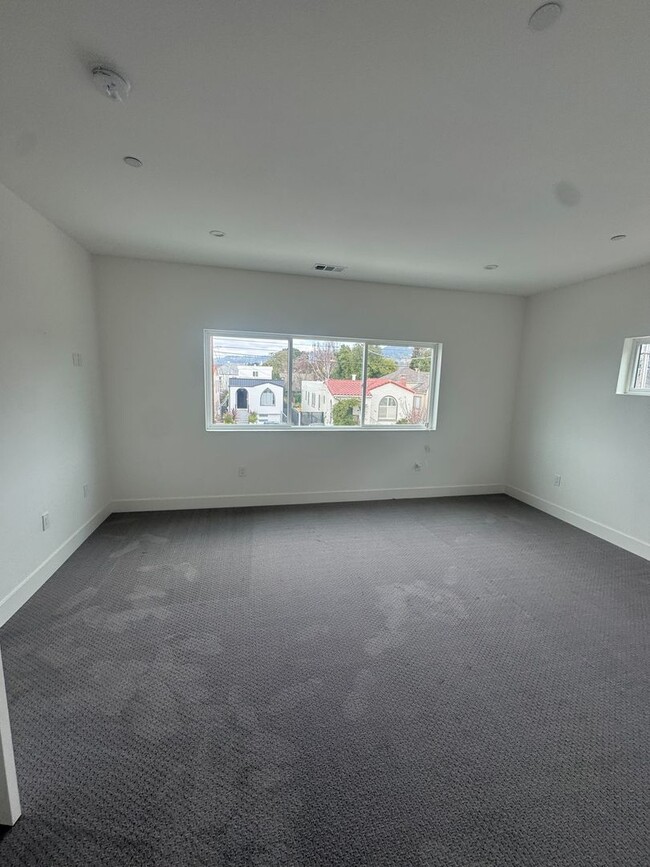 Building Photo - Bright & Spacious 4-Bedroom Home in Oakland!