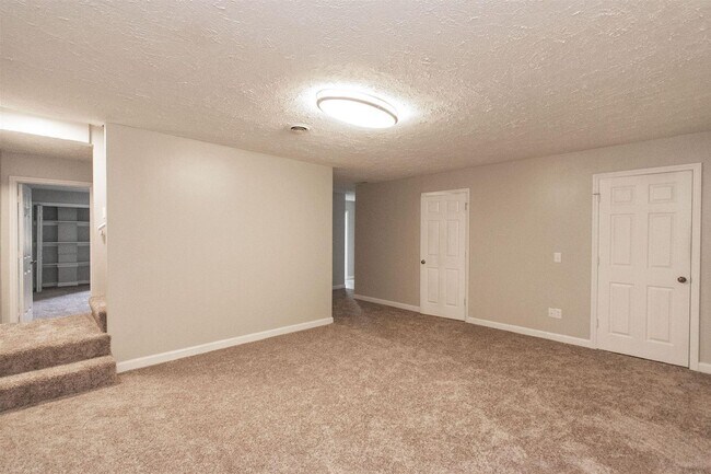 Building Photo - 6 bed/3 1/2 bath.  Pet Friendly