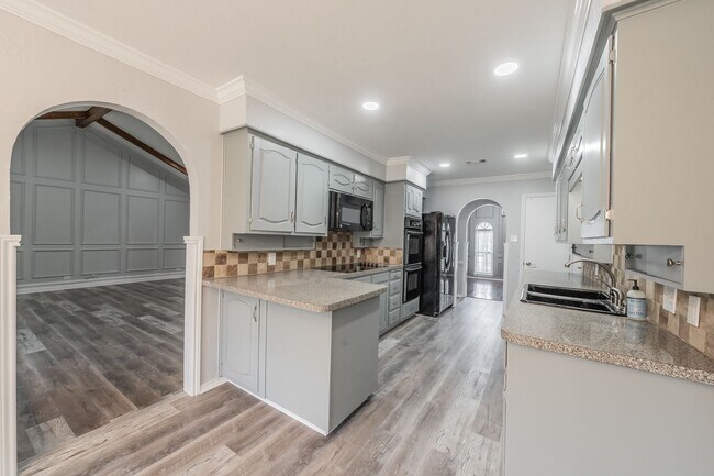 Building Photo - Charming Updated Home on Quiet Cul-de-Sac