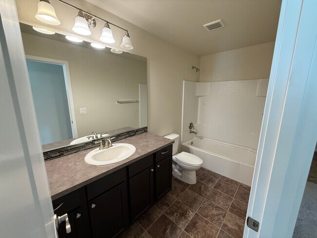 Building Photo - Spacious Modern Puyallup Home