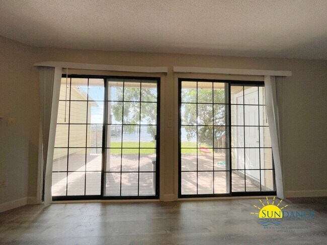 Building Photo - Stunning 3 Bedroom Townhome in Shalimar!