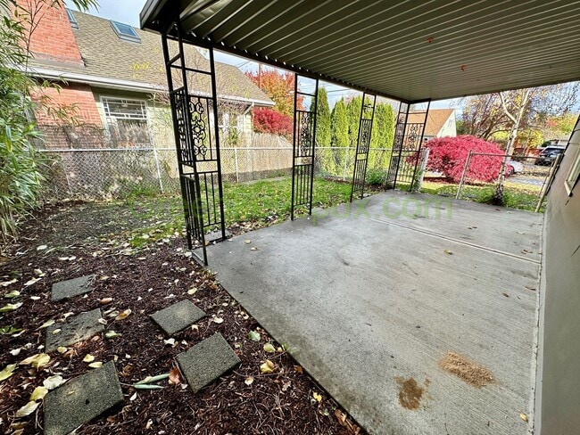 Building Photo - 4-Bedroom 2-Bathroom Mid-Century Ranch wit...