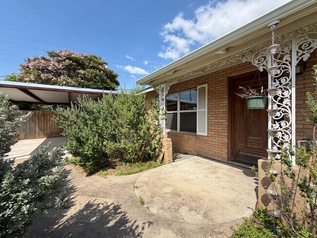 Building Photo - 7103 Twin Crest Dr