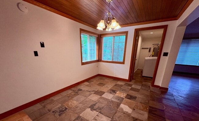 Building Photo - Spacious three bedroom rambler in Shoreline!