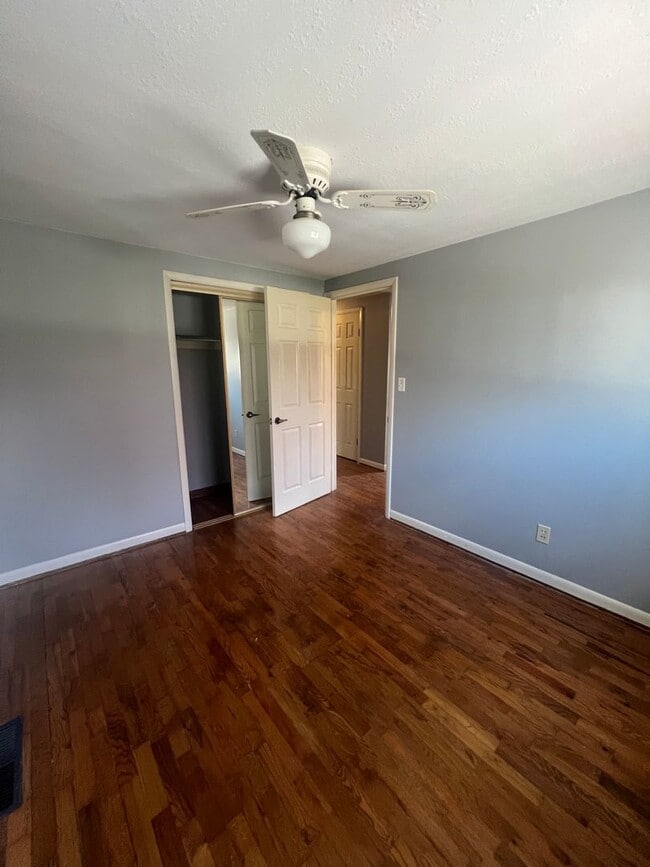 Building Photo - 3 bedrooms/2 bathrooms with detached 2 car...