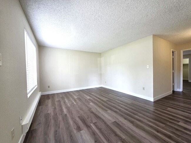 Building Photo - Updated Ground-Floor Two-bedroom One-bathr...