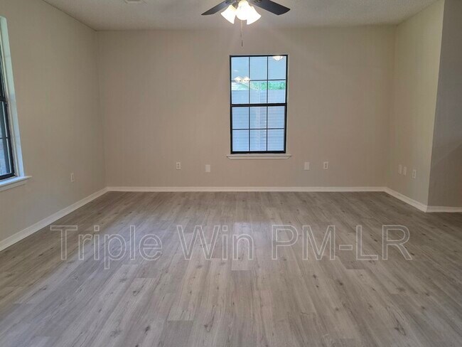 Building Photo - 8 Helen St