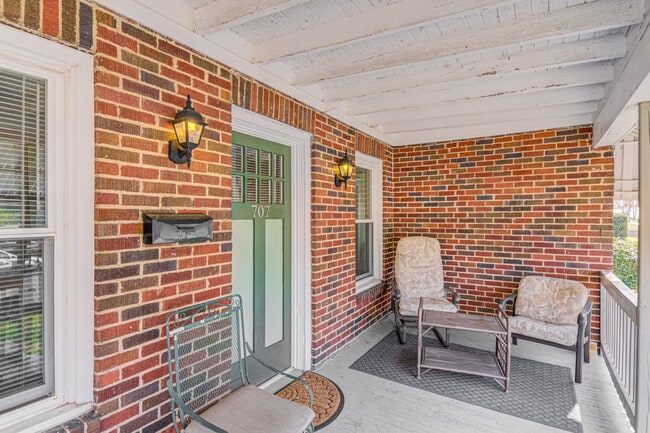 Building Photo - 707 Mayflower Dr