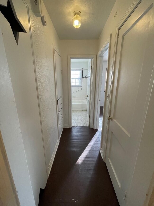 Building Photo - 1 BEDROOM 1 BATHROOM DUPLEX FOR LEASE