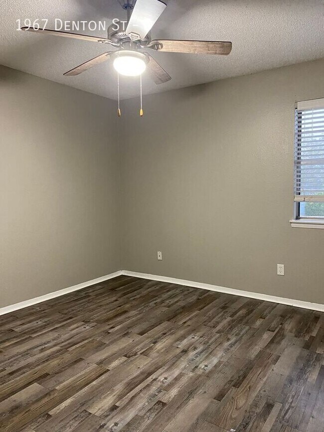 Building Photo - $500 moves you in