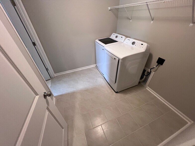 Building Photo - Room in Townhome on Reeves St
