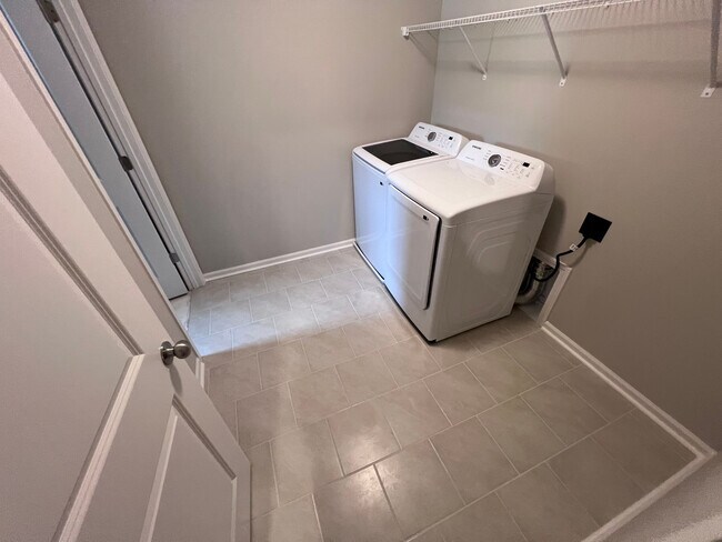 Building Photo - Room in Townhome on Reeves St