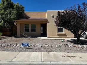 Building Photo - "Charming 3-Bed, 2-Bath Home in Santa Fe's Coveted Solecito Loop"