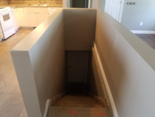 Building Photo - Available August 1st! 3 bed 1 bath, fully ...