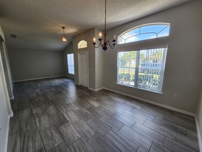 Building Photo - 4/2 Contemporary Style house