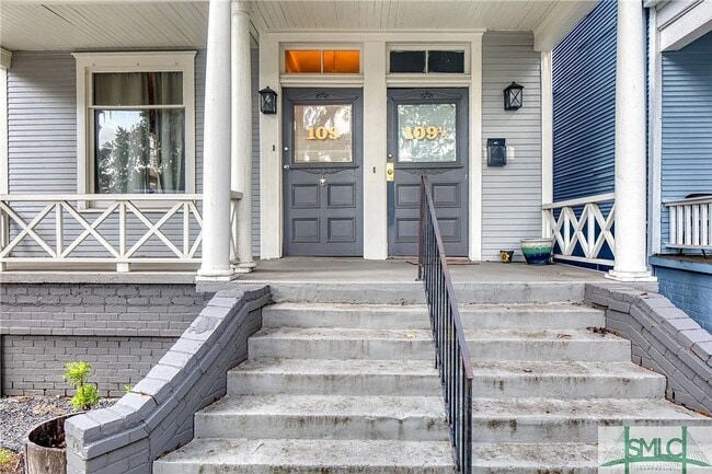 Building Photo - 3 BED | 1 BATH | BACK PORCH | WALK TO SCAD ARNOLD HALL & WALLIN HALL