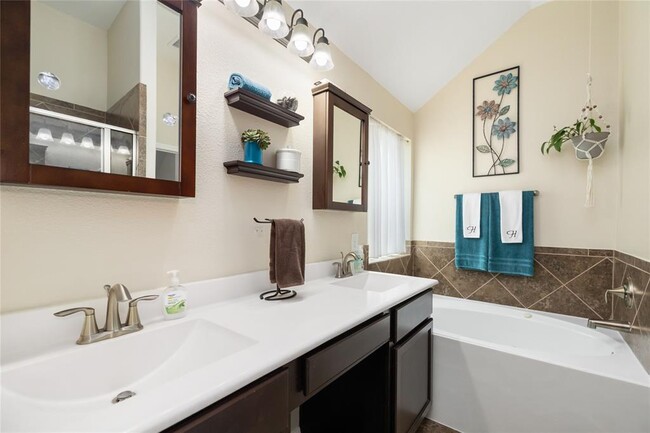 Building Photo - 923 Lake View Dr