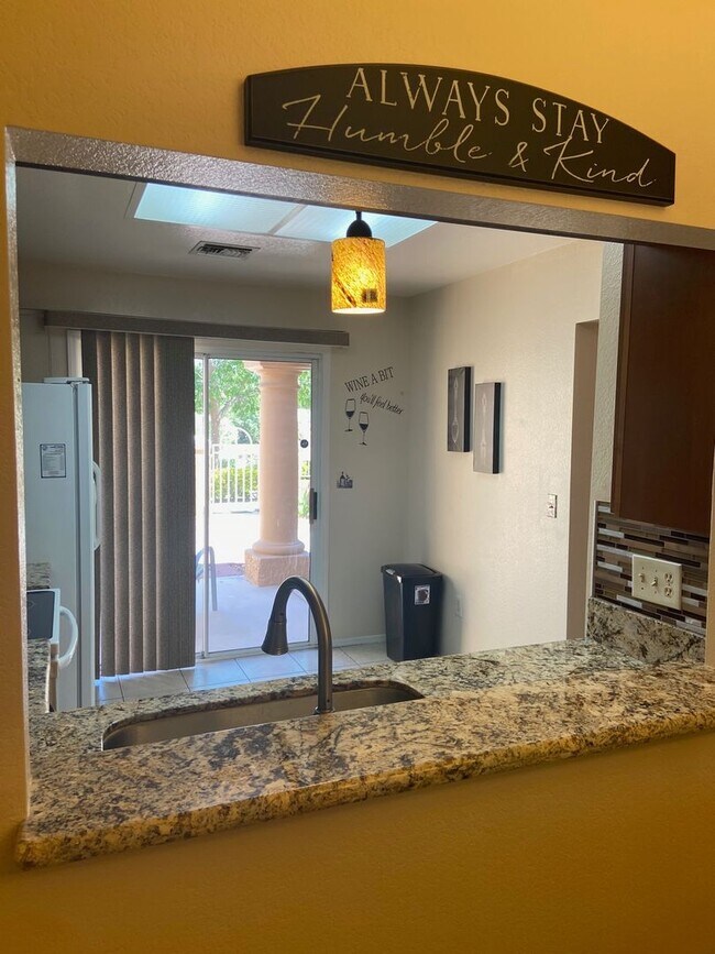 Building Photo - Sun City - Short Term Rental - Fully Furnished