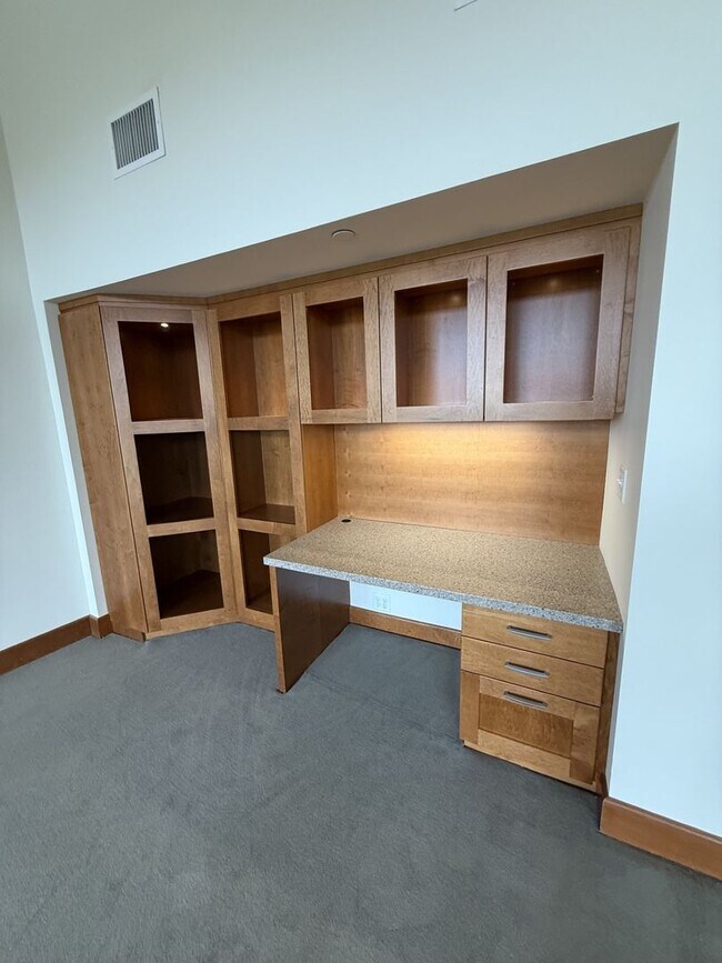 Building Photo - Luxury Apartment