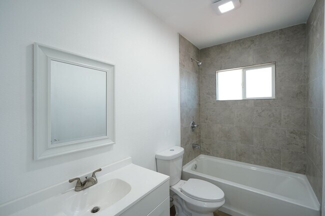 Building Photo - Dracaea Avenue