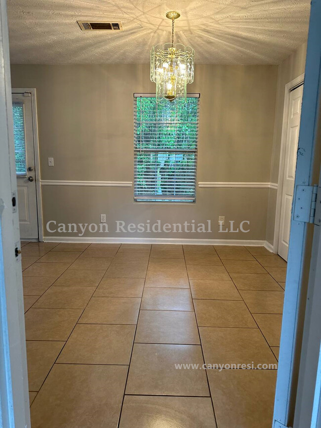 Building Photo - Beautiful 3b Room! Move in ready!