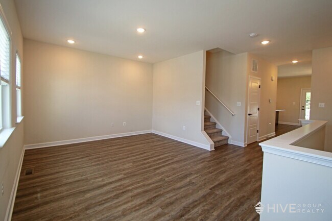 Building Photo - Beautiful End-Unit Townhouse with Pond Vie...