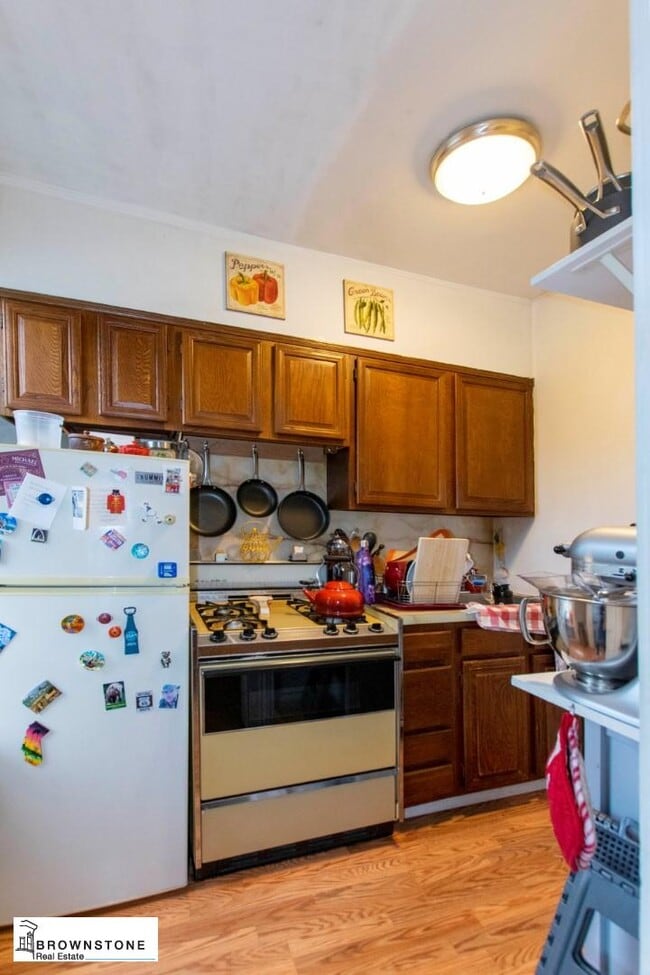 Building Photo - Carroll Gardens Brownstone One Bedroom