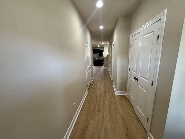 Building Photo - Spacious 3-Bed 2.5 Bath Townhome for Rent in Algood