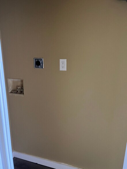 Building Photo - 913 S Main St