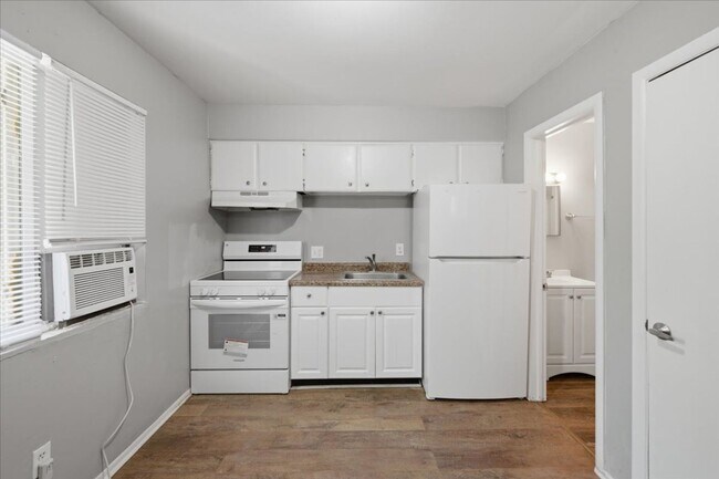 Building Photo - 8820 E 45th St