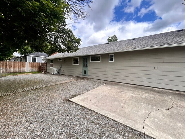 Building Photo - Completely Renovated 4 Bed, 2 Bath Home in Spokane!