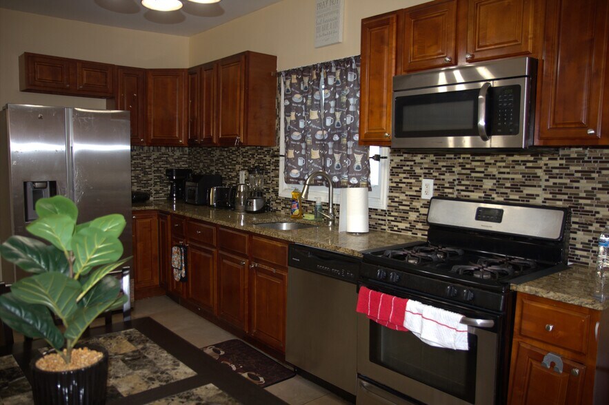 Building Photo - 256 Weequahic Ave