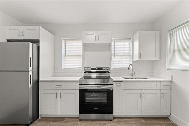 Building Photo - 606 S 13th St