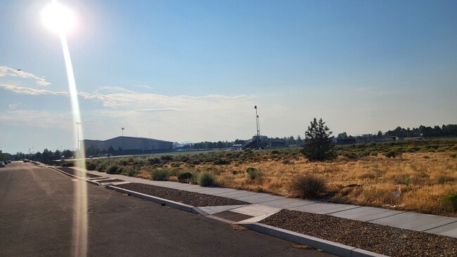 Building Photo - 4 BR/2.5 BA Single-Level home at Trailside