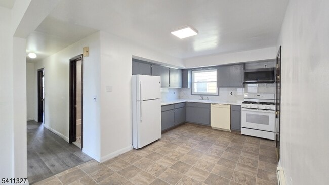 Building Photo - 388 Garibaldi Ave