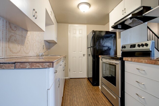 Building Photo - Wonderful Townhome centrally located.  Kit...