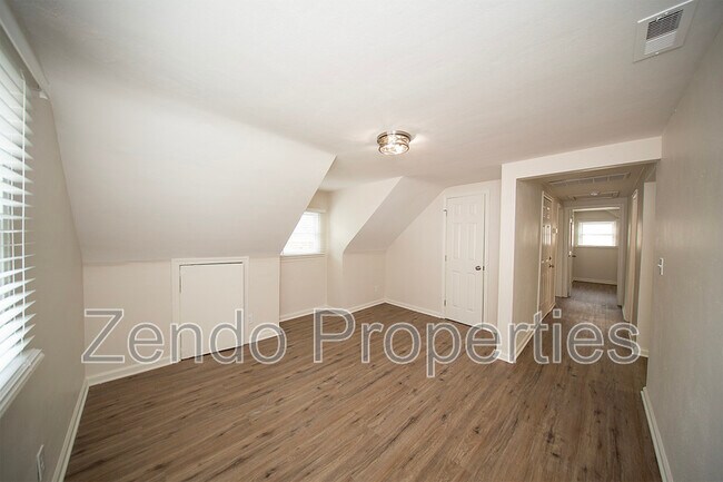 Building Photo - 1733 Parkview Ave
