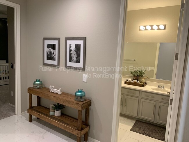 Building Photo - 8721 W MacKenzie Dr